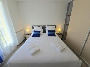Maisons de vacances Gite familial avec piscine commune, WiFi et animaux acceptes au coeur du Perigord - FR-1-616-288 : photos des chambres