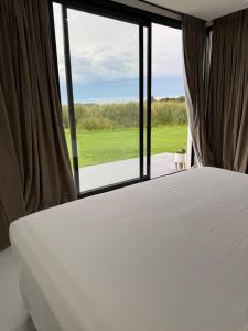 Casa con Piscina sobre Laguna Brava - Tranquilidad y Naturaleza en Barrio Privado