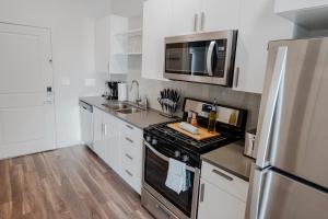 Convention Ctr Studio! Designer! Spa,pool,gym,pkg!