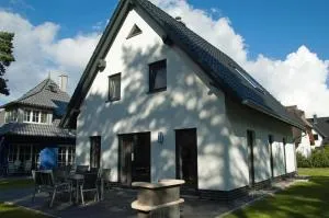 Ferienhaus EMMELY nur wenige Gehminuten zum Strand ruhig - Glowe