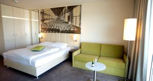 Family Queen Room with Sofa Bed and Harbor View room in Best Western Plus Hotel Bremerhaven