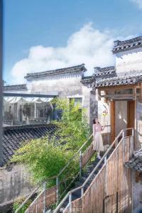 Hongcun old street Country House