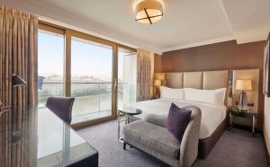 Deluxe King Room with Balcony and River View - High Floor room in Crowne Plaza - London - Albert Embankment an IHG Hotel