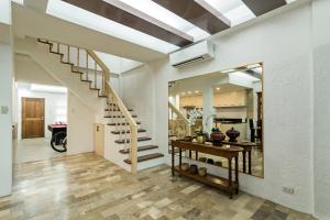 Modern 4BR House with Billiards,KTV,WIFI,Netflix-10mins from Robinson Mall