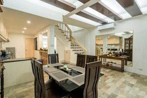 Modern 4BR House with Billiards,KTV,WIFI,Netflix-10mins from Robinson Mall