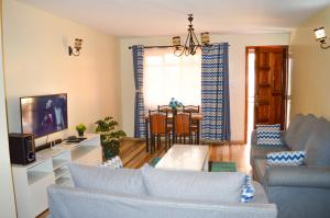 Roma Stays - Charming 2BR Ensuite Apartment Opp Garden City Mall