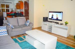 Roma Stays - Charming 2BR Ensuite Apartment Opp Garden City Mall