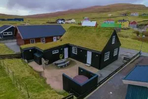 RO Turfroof Cottage with hot tub in cozy Skalavik - Skálavík