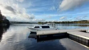 Bateau à quai lac des Settons - Corancy