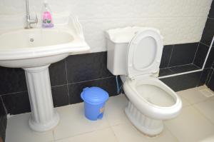 Roma Stays - Charming 2BR Ensuite Apartment Opp Garden City Mall