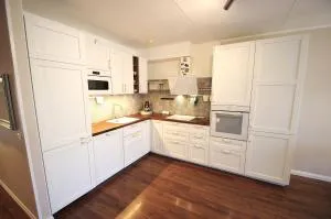 Quiet and spacious apartment with beautiful garden and terrace - Uhti