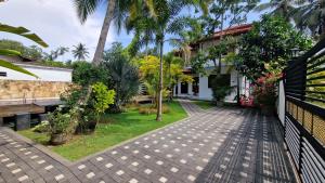 Sunny Villa