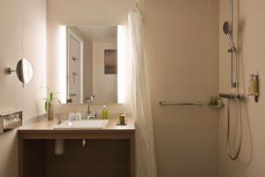 Hotels DoubleTree by Hilton Lyon Eurexpo & Spa : Chambre Lit King-Size - Accessible aux Personnes à Mobilité Réduite 