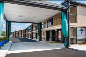 Super 8 by Wyndham Daleville-Fort Novosel