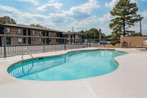 Super 8 by Wyndham Daleville-Fort Novosel