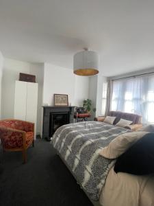 Artsy Minimalist Suite