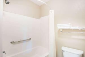 Super 8 by Wyndham Iola KS