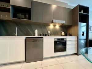 Deluxe fully furnished apartment in Menlyn Maine residence 1209