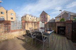 Waterside house wCentral London links and parking - Pass the Keys