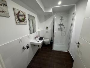 120m² Apartment nahe A1 - 4 Schlafzimmern - 2 Bäder - Parkplatz, WLAN