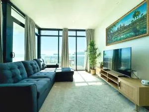 Beautiful Cambodian Inspired Apartment with Pool & Gym - Keswick