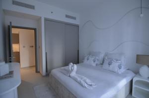 Luxury 1BR Apt Best view Infinity Pool Burj Khalifa with Balcony