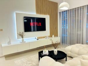 Luxury 1BR Apt Best view Infinity Pool Burj Khalifa with Balcony