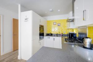 Foxherne 6 Bedroom and 2 Bath Serviced House 20 with Parking - Slough