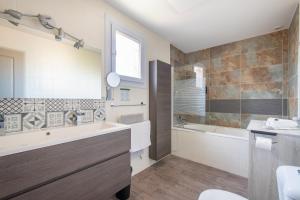 Appartements GuestHouse La Costiere - logements independants - espace piscine jacuzzi : photos des chambres