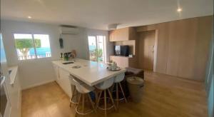 Appartement 2 chambres, piscine et vue mer