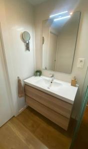 Appartement 2 chambres, piscine et vue mer