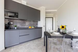 GuestHost -Elegant Seaside Apartment with Pool and Parking