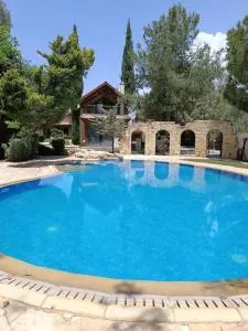 One bedroom semi-detached stone-built villa with beautiful gardens and pool - 埃皮斯科皮