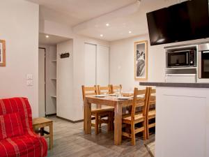 Appartements Appartement Centre-Ville avec Terrasse a Brides-les-Bains, Proche Telecabine et Spa - FR-1-512-138 : photos des chambres