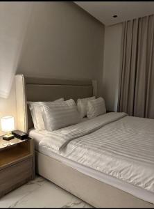 شقه راقيه ثلاث غرف حي الثروه