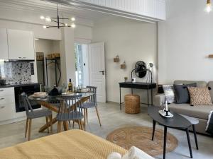 VRACHOS HOUSE "In the heart of Skopelos Town"