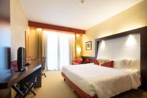 Zimmer mit Kingsize-Bett