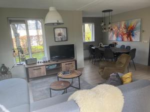 Landhuis op mooi park aan het water