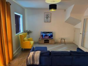 Three-bedroom modern family home by the pond with free parking