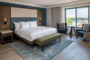 King Room - Disability Access/Non-Smoking room in Embassy Suites by Hilton Sacramento Riverfront Promenade