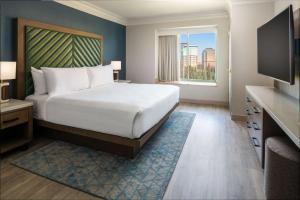 King Suite room in Embassy Suites by Hilton Sacramento Riverfront Promenade