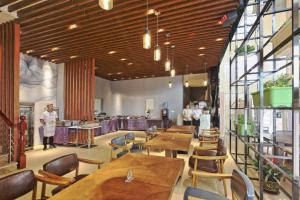 Azure view Elegant Hotel Guangzhou South Railway Station Branch - Free Shuttle Bus to Guangzhou South Railway Station