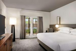 King Room with Pool View - First Floor room in Hilton Scottsdale Resort & Villas