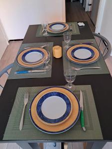 F2 Cozy near City Center and Train Station