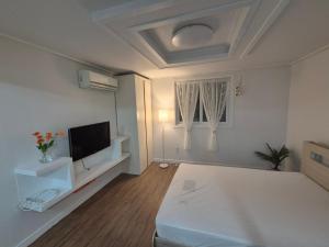 Small and Pretty House Near Busan Station, Pet-friendly, Suitable for 2 People
