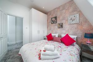 Earls Court and Chelsea 4BR Duplex Apartment Walk to Tube