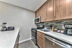 Lakeland Village 107 Laugh Love Updated Studio