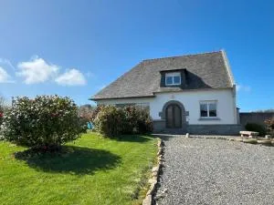 Maison rénovée 4 chambres, spacieuse pour 8 personnes - Plougoulm