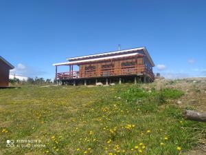 Amplia cabaña con vista hacia el mar