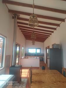 Amplia cabaña con vista hacia el mar